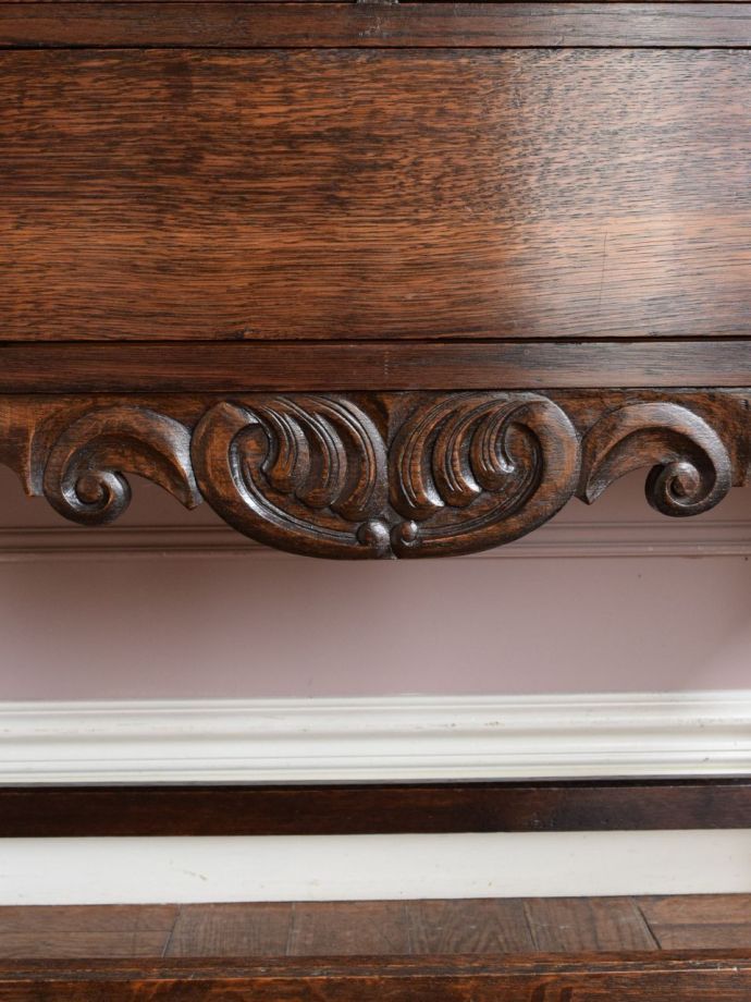 アンティークチェストの彫