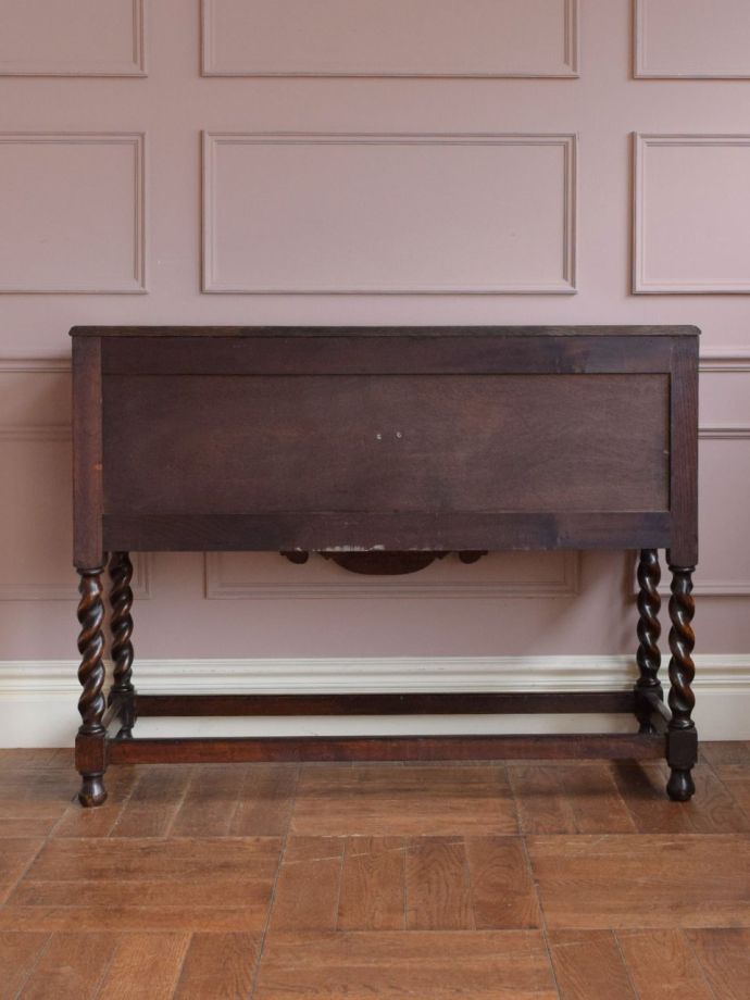 アンティークチェストの後ろ姿