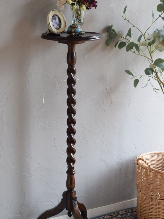 英国のアンティーク家具らしいデザイン