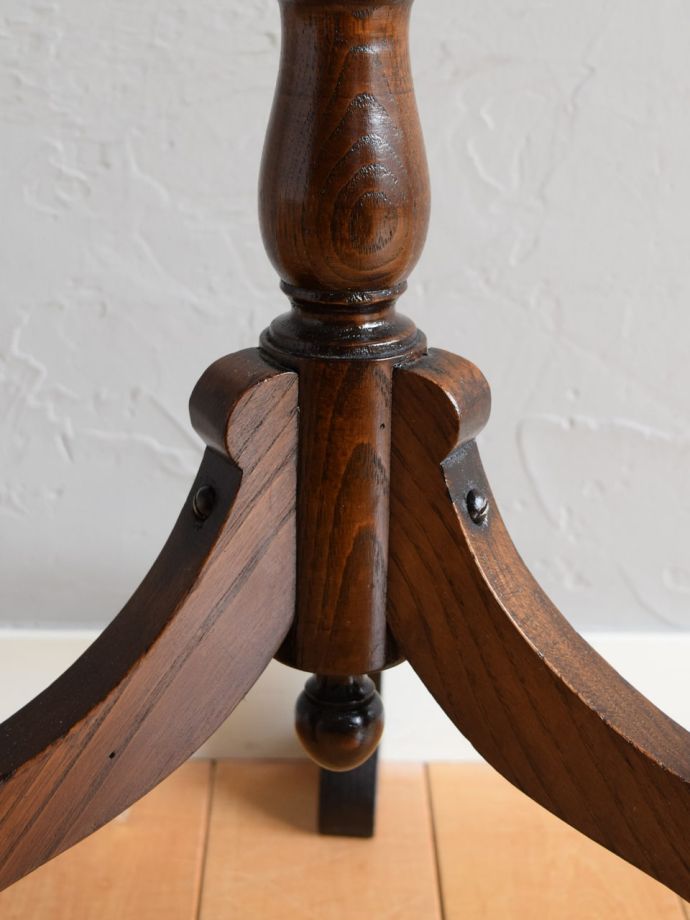 英国アンティーク家具らしい装飾