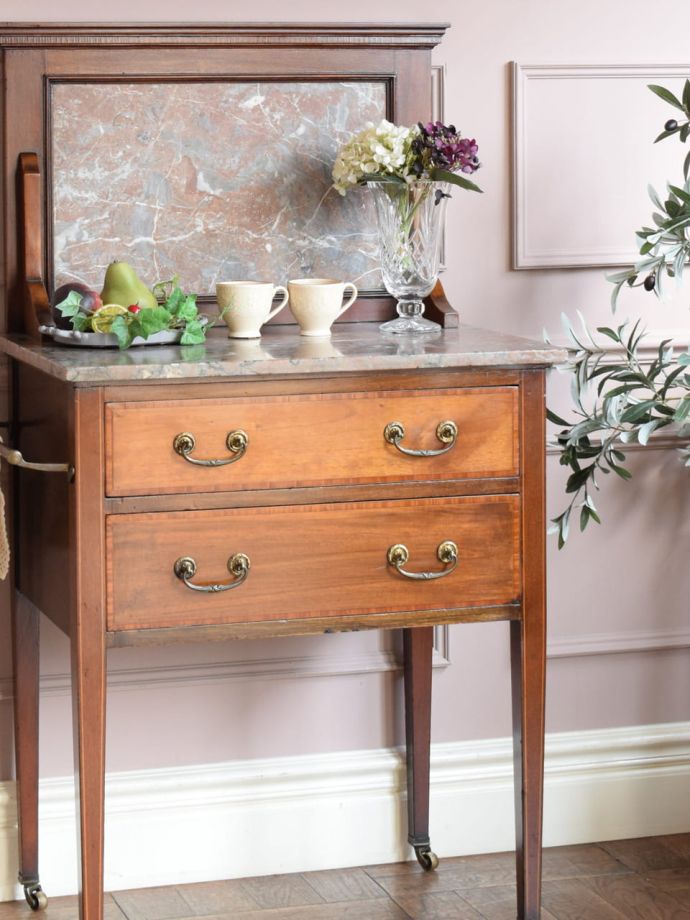 アンティーク家具でしか手に入らないキャビネット