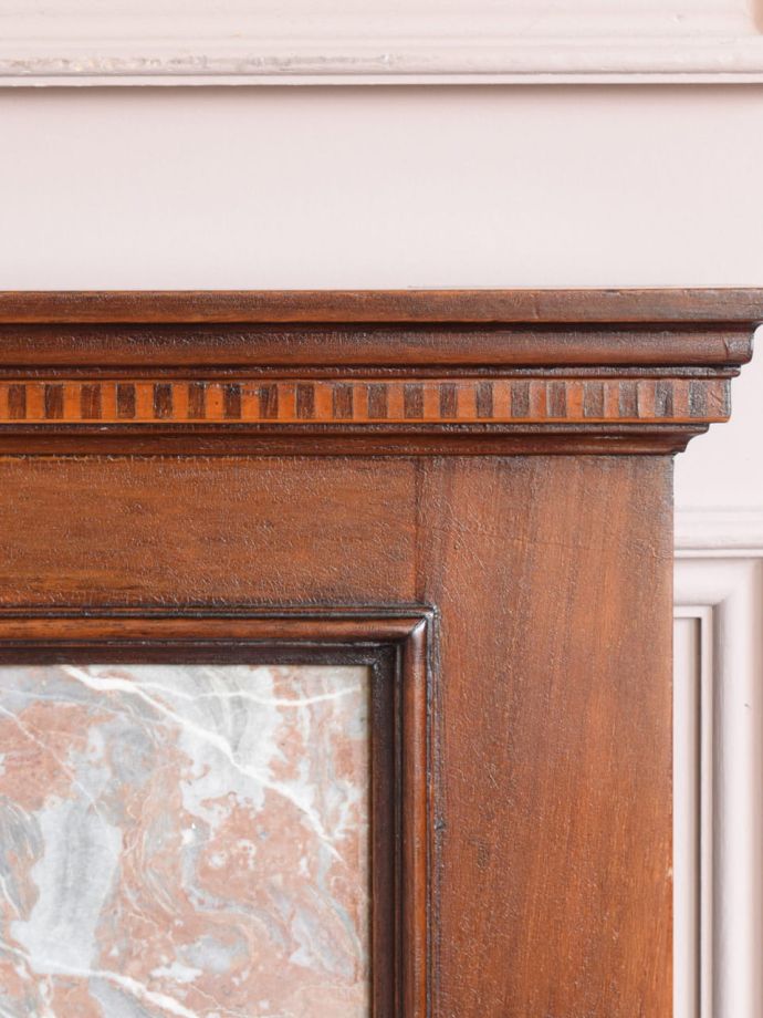 英国アンティーク家具らしい装飾