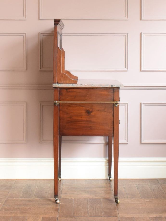 キャビネットの側面