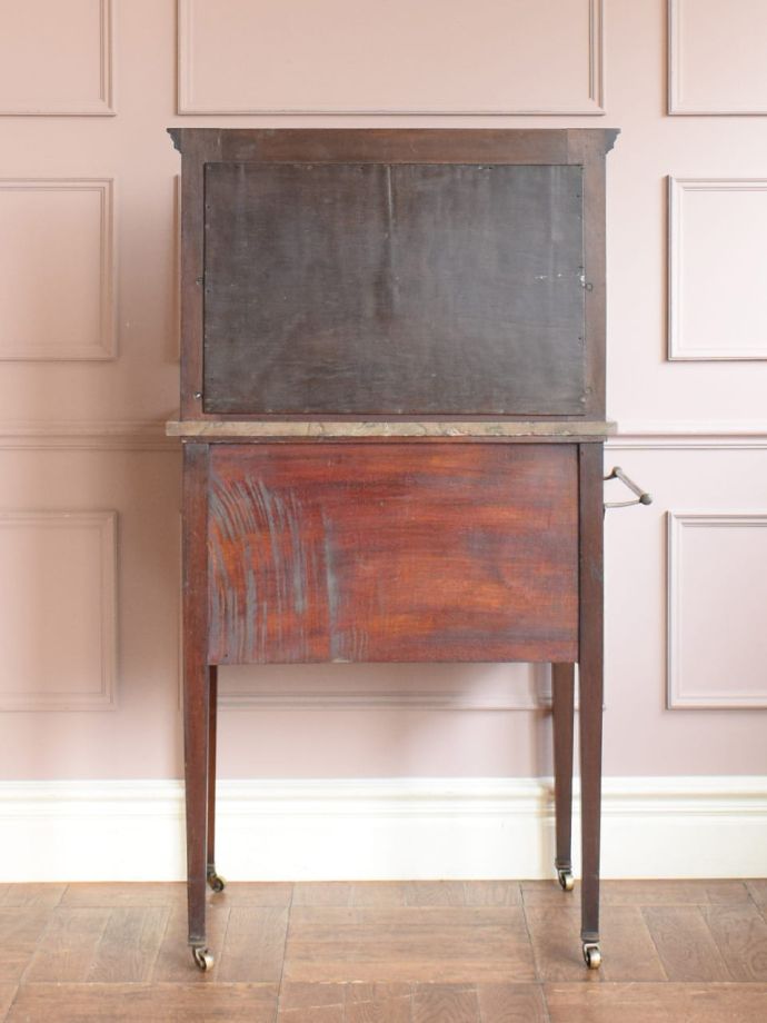 キャビネットの後ろ姿