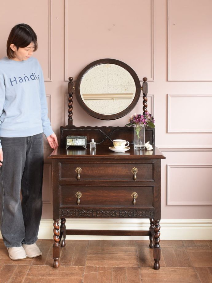 英国アンティークのドレッサー