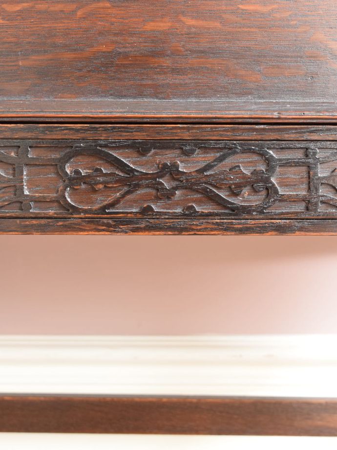 アンティーク家具らしい装飾