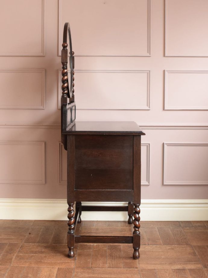 ドレッサーの側面