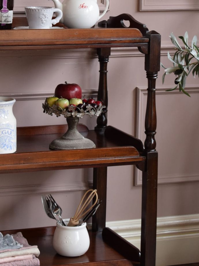 アンティーク家具らしさが漂うワゴン