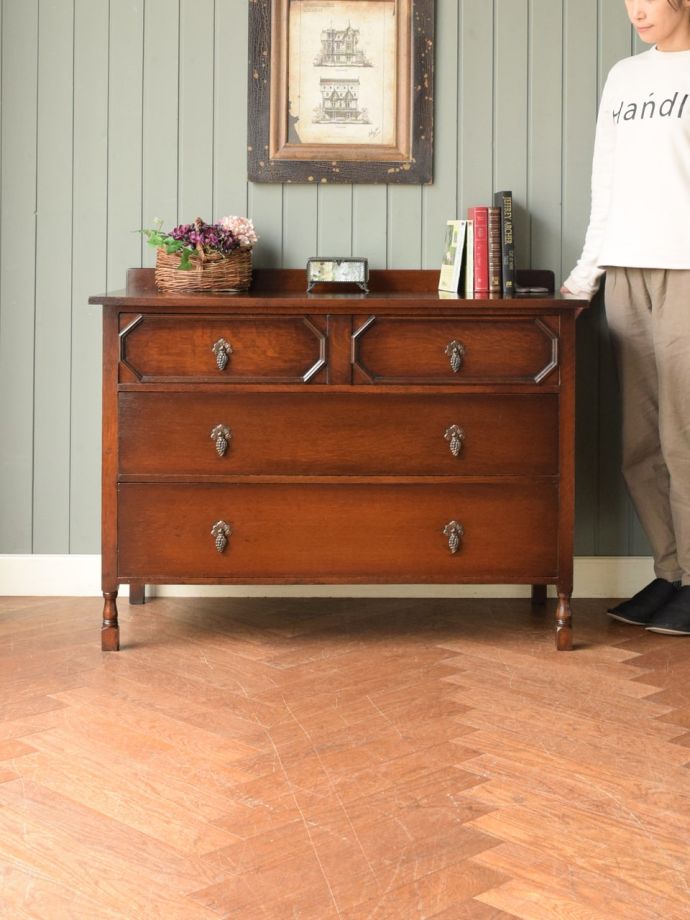 英国アンティークのチェスト