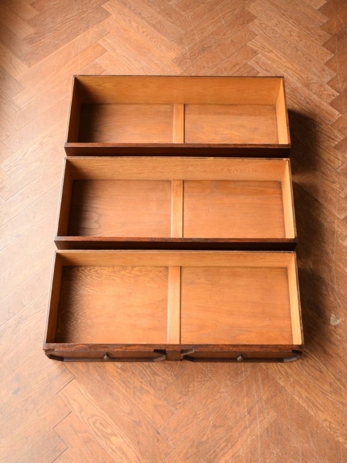 アンティークチェストの引き出しの中