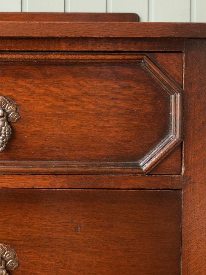 アンティークチェストの彫