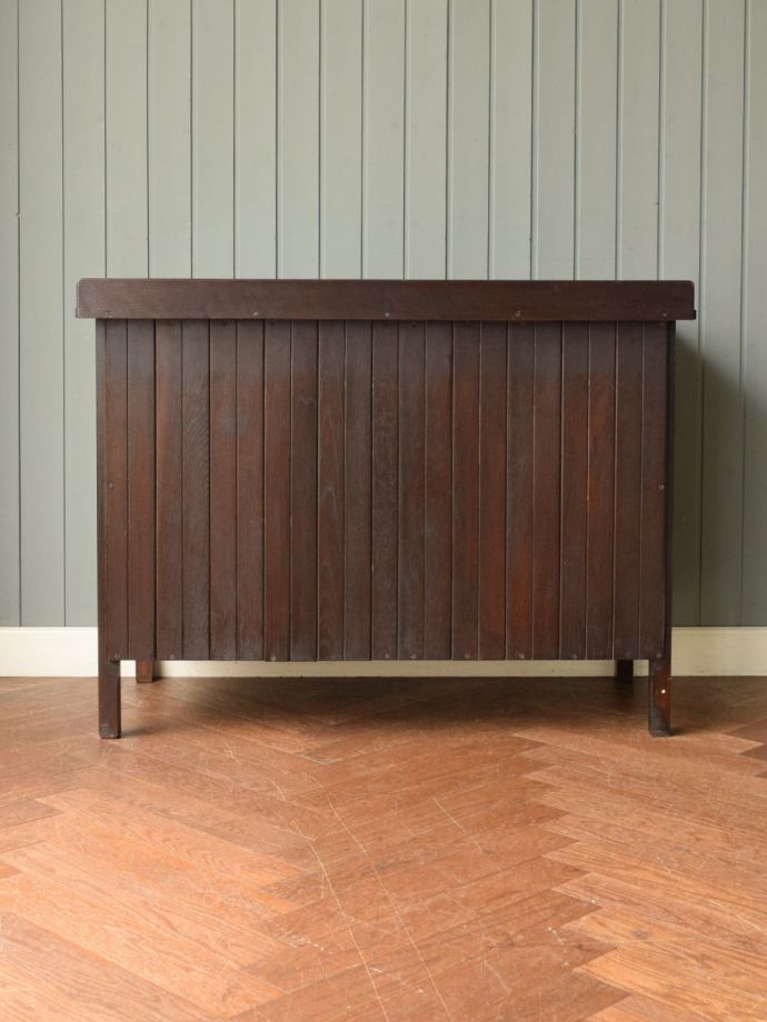 アンティークチェストの後ろ姿