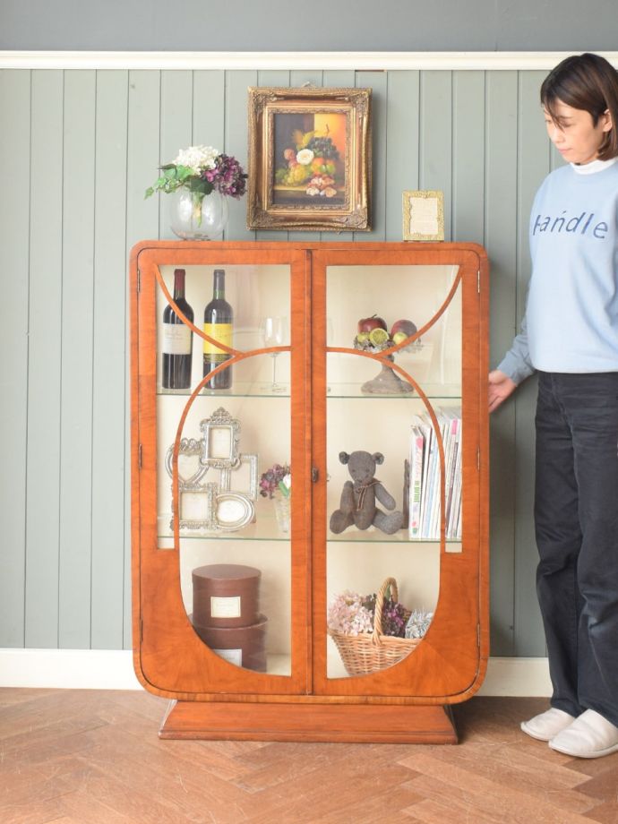 英国アンティークのガラスキャビネット