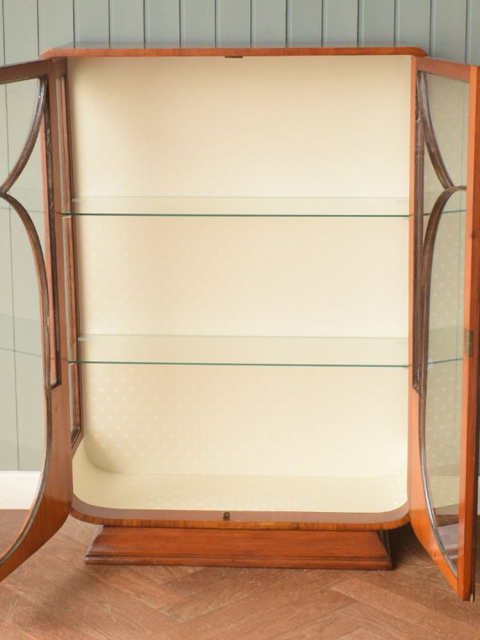 ガラスキャビネットの扉の中