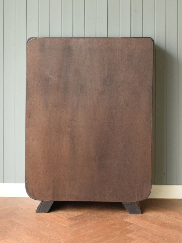 キャビネットの後ろ姿