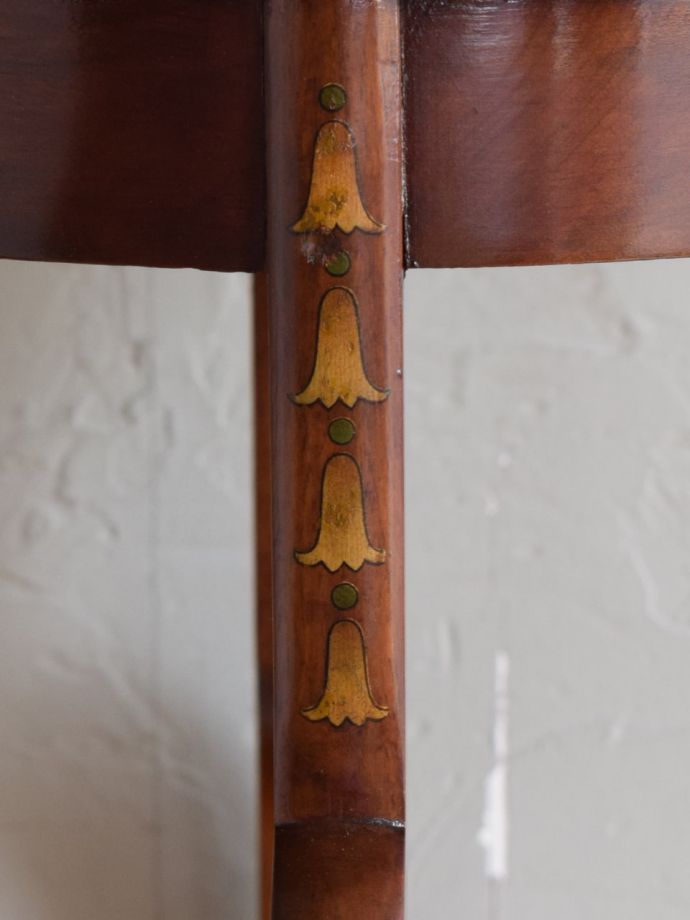 英国アンティーク家具らしい装飾
