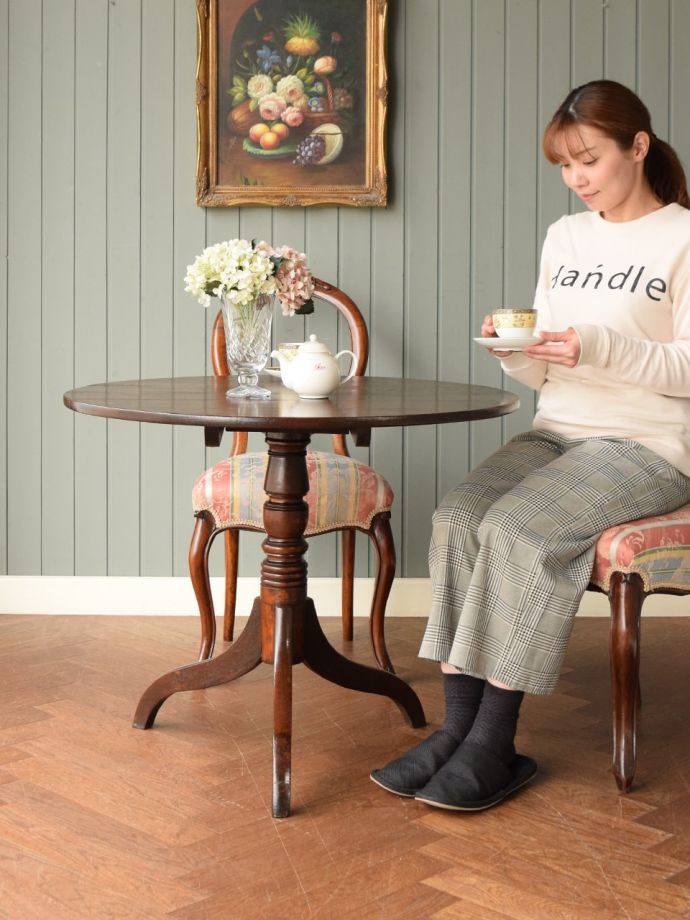 アンティークの折り畳みテーブル