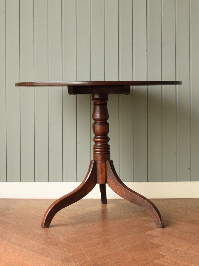 アンティークテーブルの側面