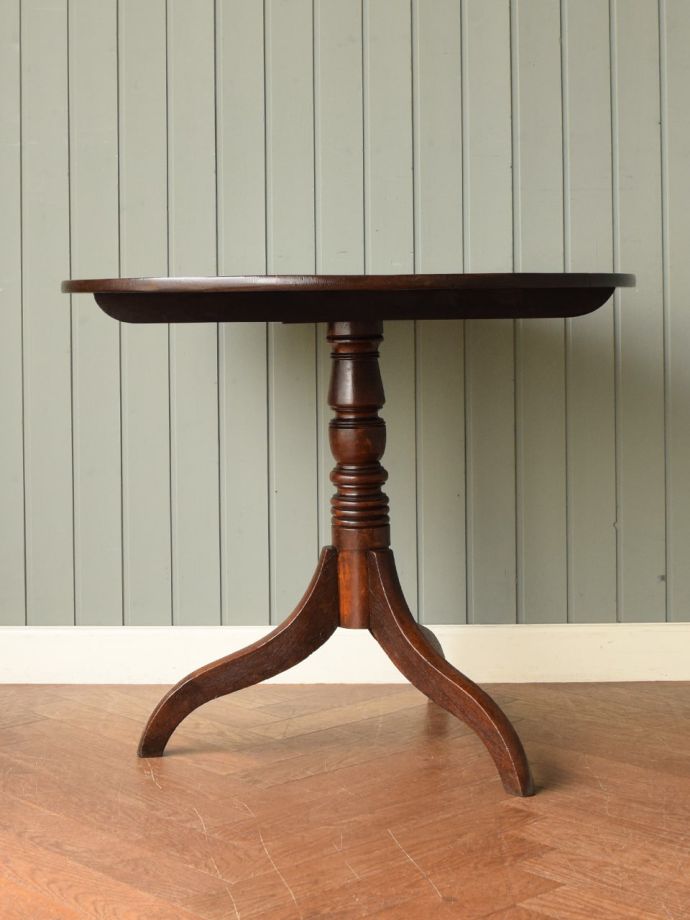 ダイニングテーブルの後ろ姿