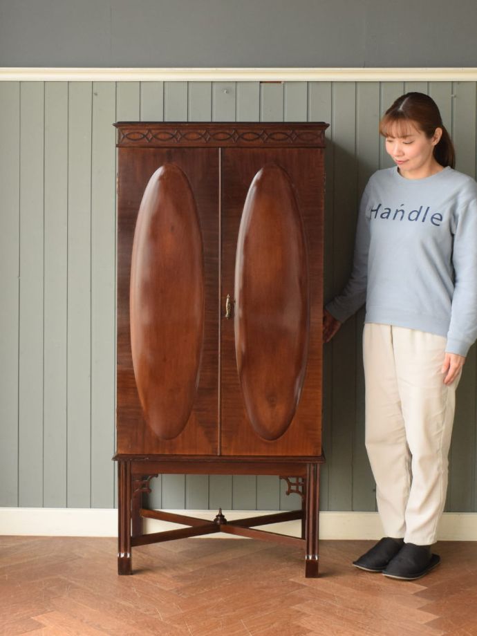 英国アンティークのサイドボード