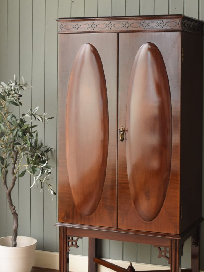 アンティーク家具らしい美しい杢目