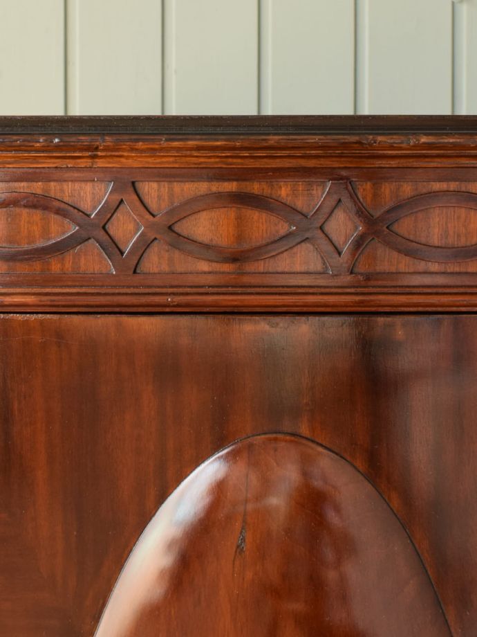 英国アンティーク家具らしい装飾