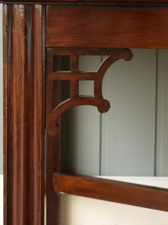 アンティーク家具らしい装飾