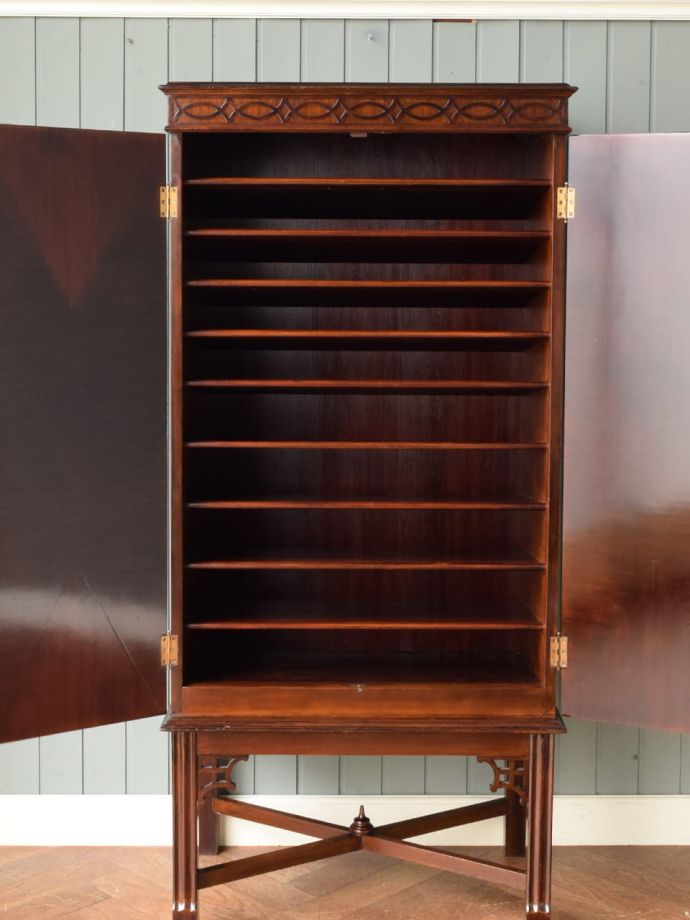 アンティークサイドボードの扉の中