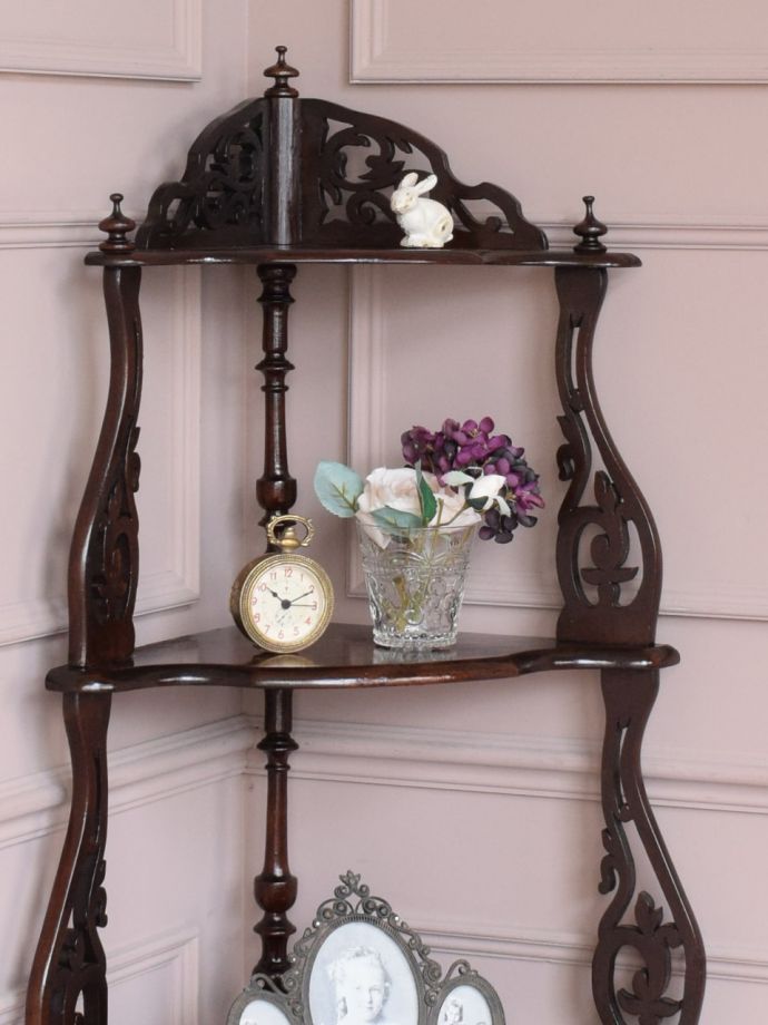 アンティークのオープンシェルフ