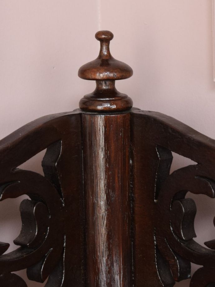 英国アンティーク家具らしい装飾