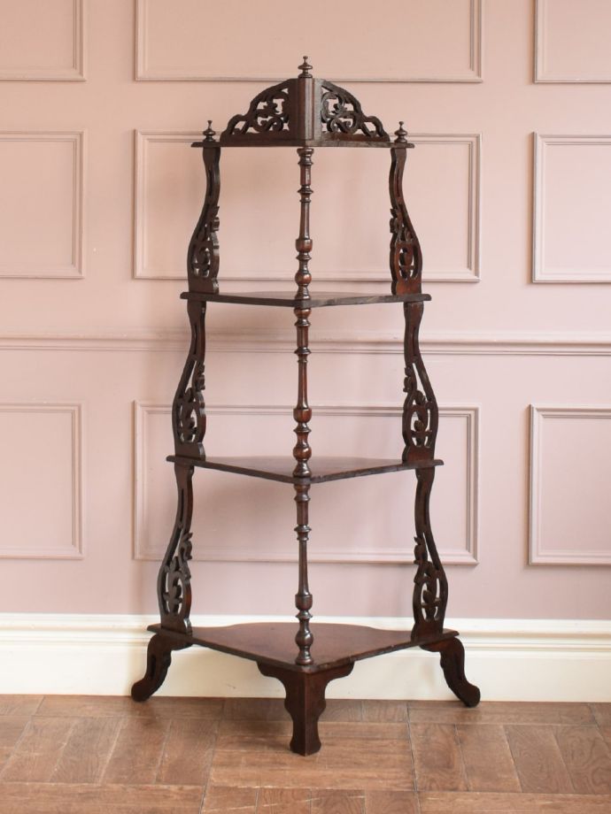 キャビネットの後ろ姿