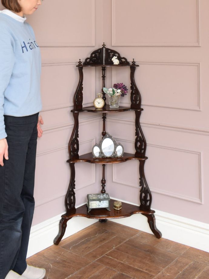 アンティークのシェルフ