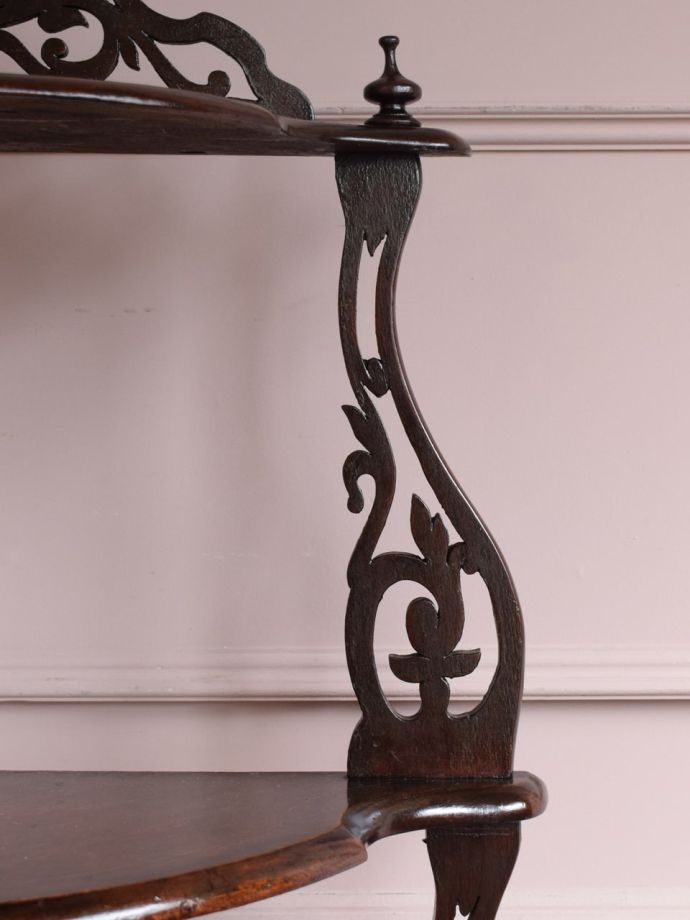 英国アンティーク家具らしい装飾