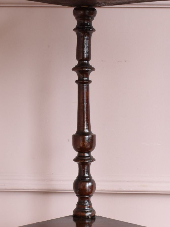 英国アンティーク家具らしい装飾