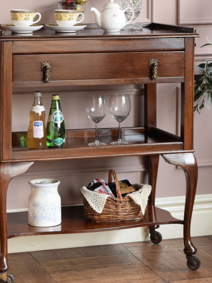 アンティーク家具らしさが漂うワゴン