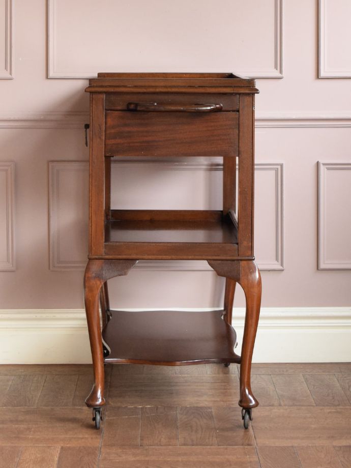 アンティークワゴンの側面