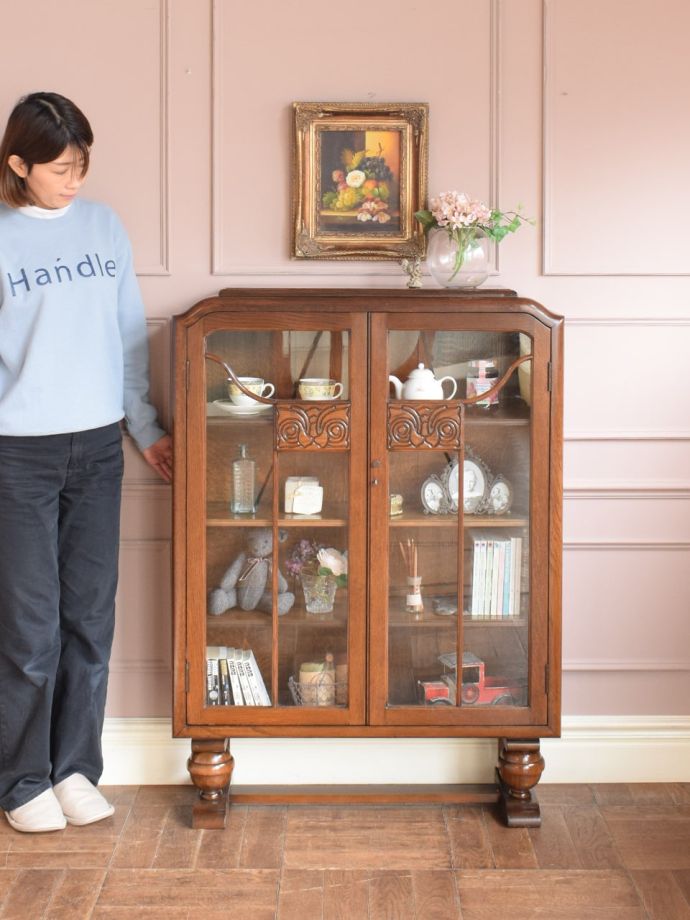 英国アンティークのガラスキャビネット