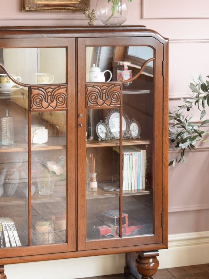 ガラス扉のおしゃれなキャビネット