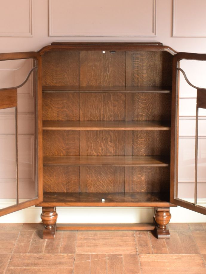 ガラスキャビネットの扉の中