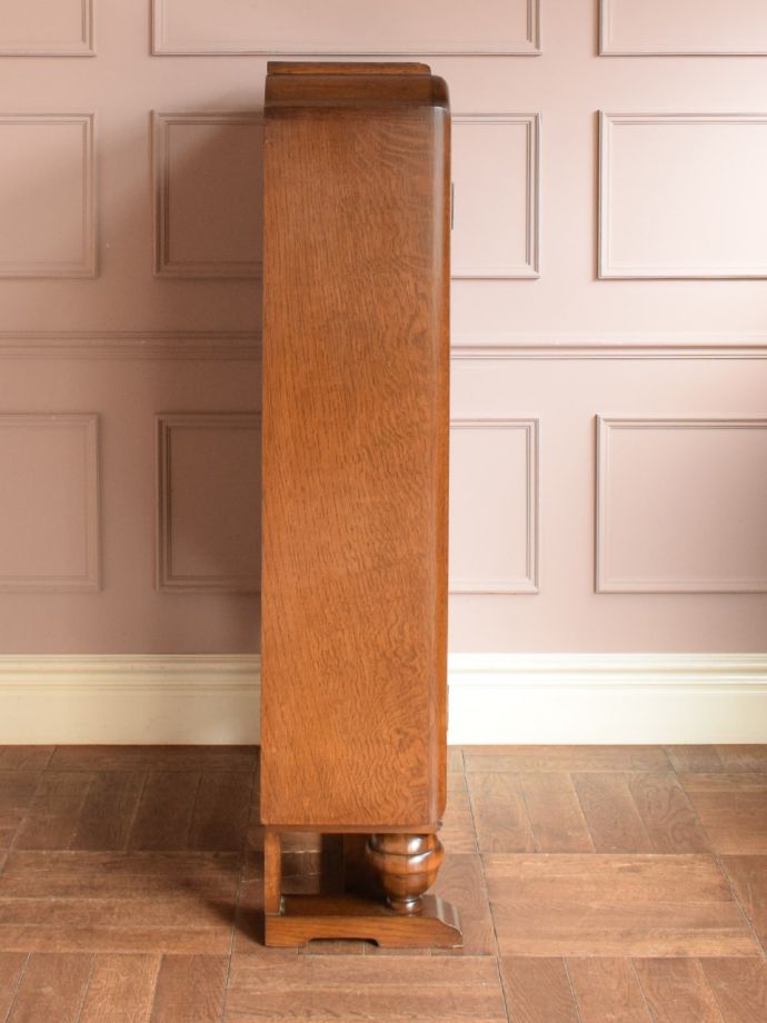 ガラスキャビネットの側面