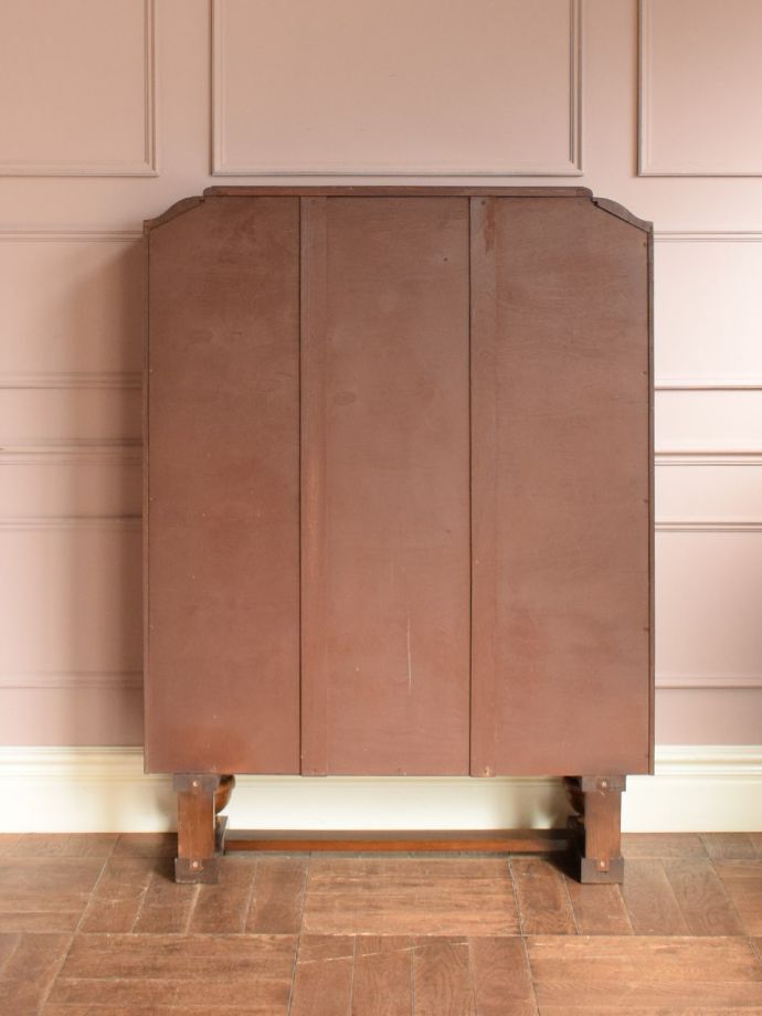 ガラスキャビネットの後ろ姿