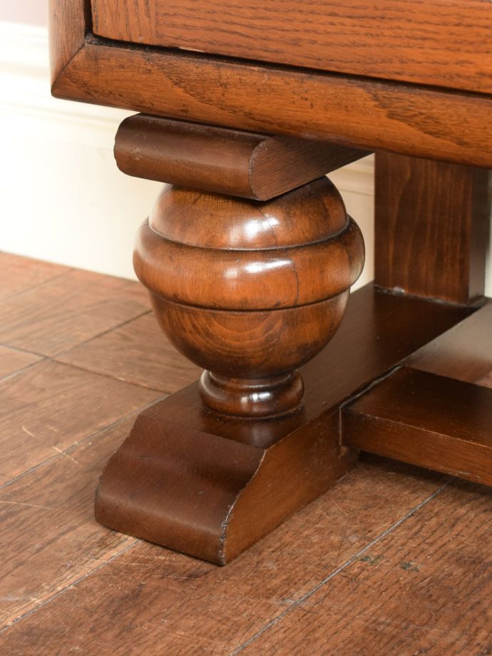 アンティークキャビネットの脚