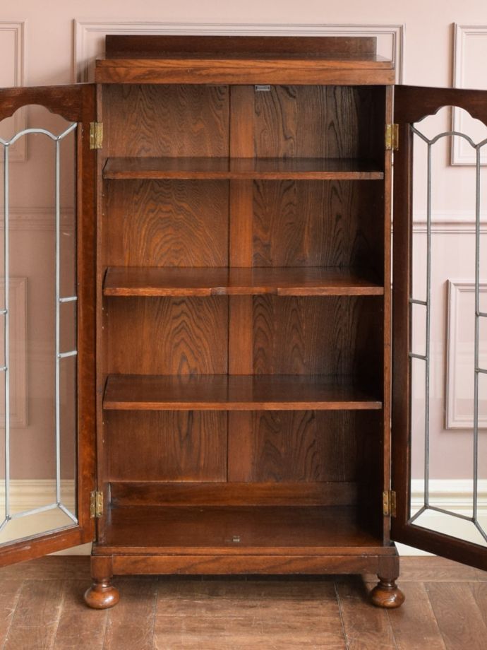 キャビネットの扉の中