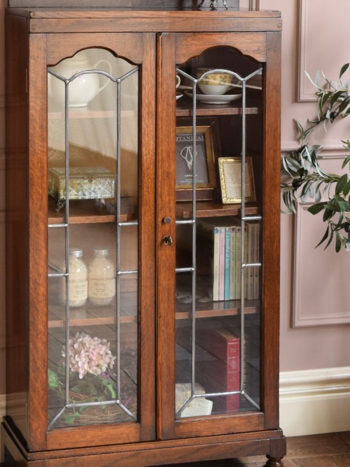 ガラス扉のおしゃれなキャビネット