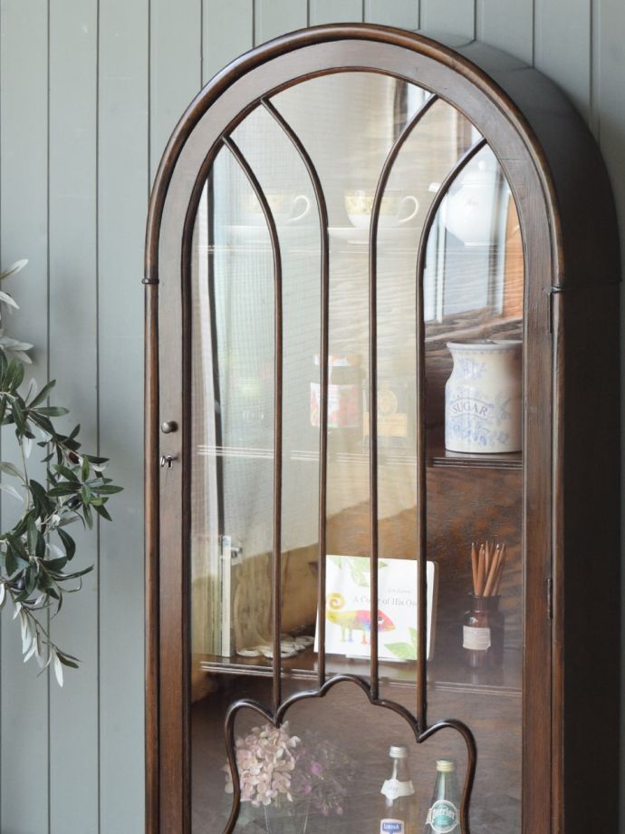 アンティークのステンドグラスの扉