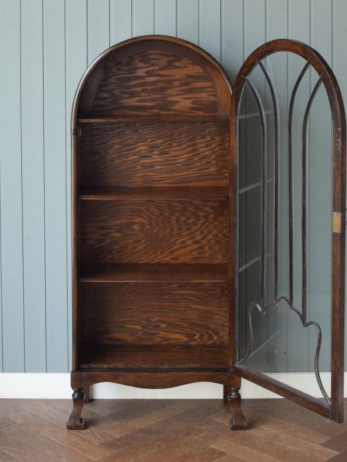 キャビネットの扉の中