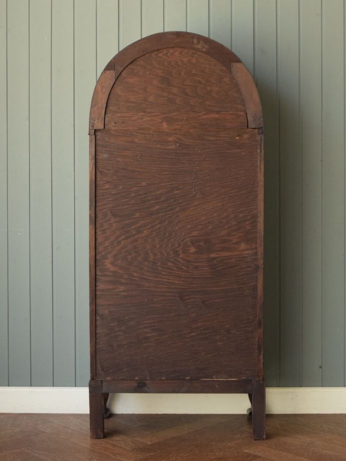 キャビネットの後ろ姿