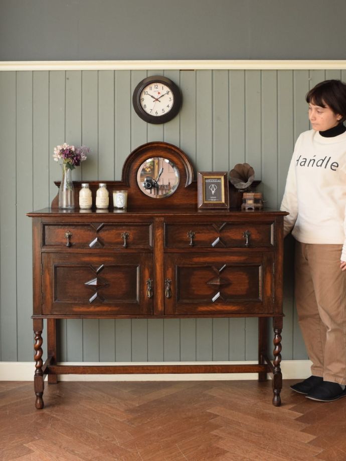 英国アンティークのサイドボード