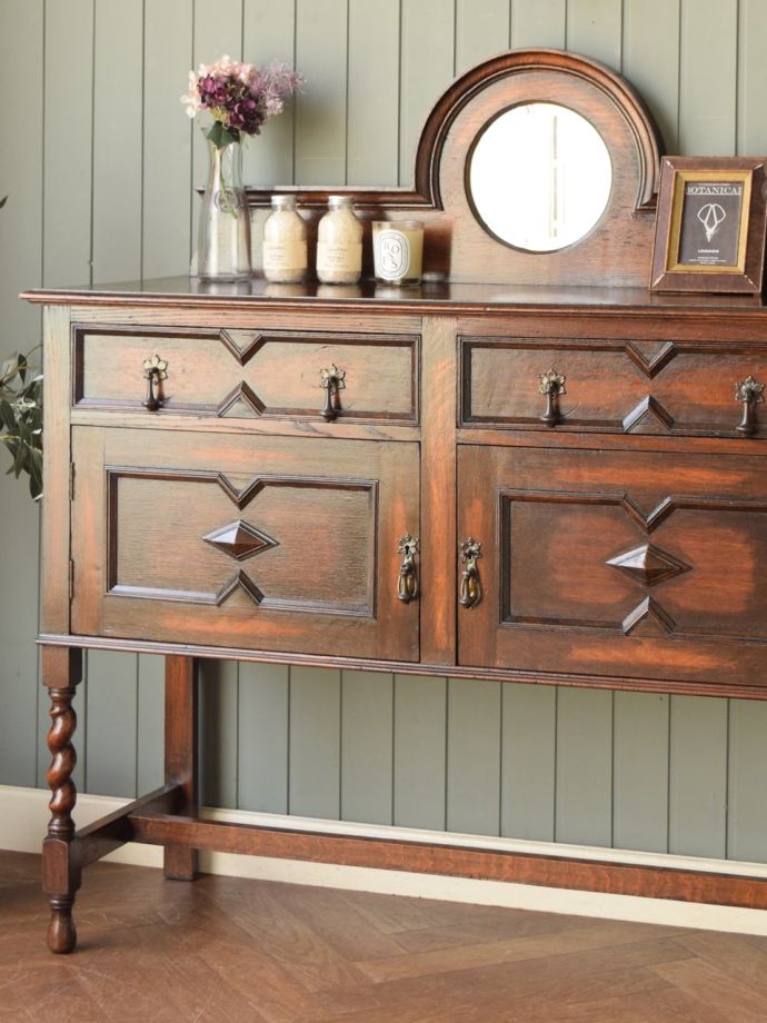 アンティーク家具らしさが漂うサイドボード