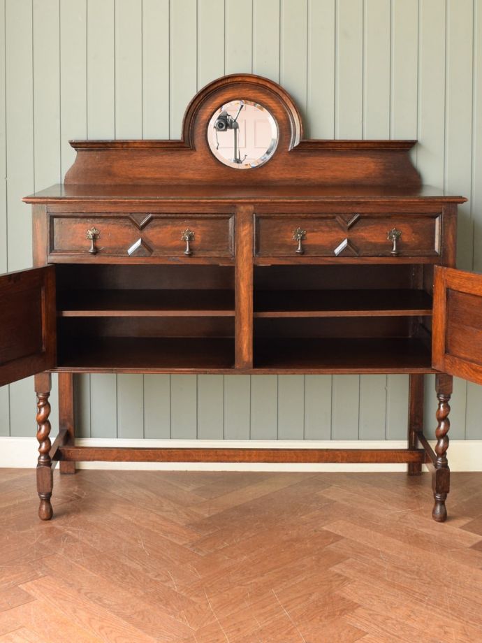 アンティークキャビネットの扉の中